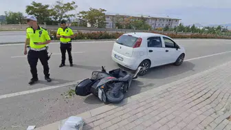 Elektrikli bisiklet park halindeki otomobile çarptı: 1 yaralı