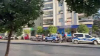 İzmir'de banka rehin olayında güvenlik güçleri devreye girdi