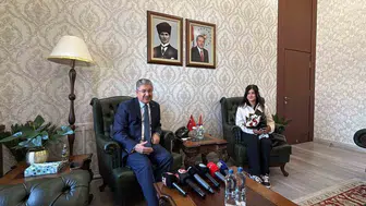 Türk bayrağını yerden kaldıran kurye, valilikte özel ödüllendirildi