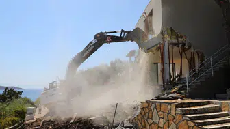 Bodrum'da ruhsatsız yapılara yönelik yıkım çalışmaları devam ediyor