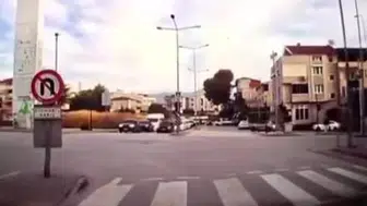 Bursa'da hatalı dönüş yapan otomobil kaza yaptı