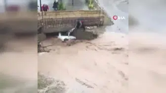 Nevşehir'de sel felaketi: Araçta mahsur kalanlar imdadına çevredekiler yetişti