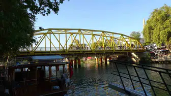 Manavgat'ta tarihi köprüdeki tehlikeli durum: Kişi kurtarıldı