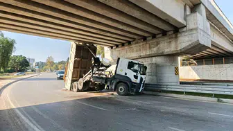 Adana'da köprüde damperi takılan ASKİ kamyonu büyük bir kazadan döndü