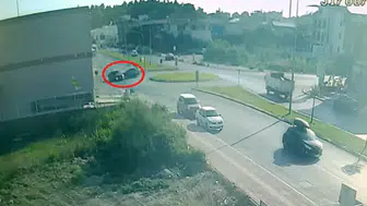 Kavşakta meydana gelen kaza anı güvenlik kamerasında görüntülendi