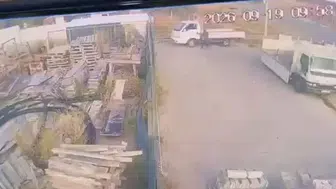 El frenini çekmeden indiği kamyonetin altında can verdi