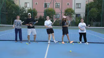 Kartal Belediyesi’nin tenis eğitimleri, sporseverlere keyifli anlar sunuyor