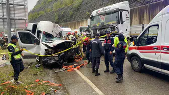 Bartın-Karabük yolunda minibüs ile tır çarpıştı: 1 ölü, 11 yaralı