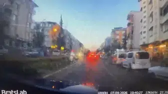 Yaya geçidinde tekerlekli sandalyeye çarpan motosikletli olay yerinden kaçtı