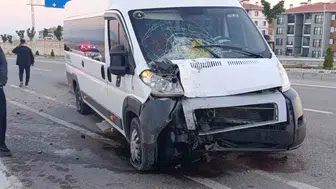 Karaman'da servis minibüsleri çarpıştı, 1 kişi yaralandı