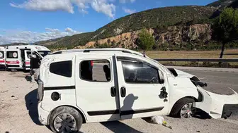 Tokat'ta hafif ticari aracın takla atması sonucunda 4 yaralı