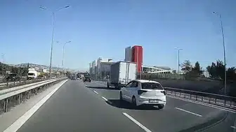 Kocaeli'de makas atan kamyonet sürücüsü tehlike yarattı