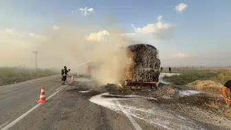 Osmaniye'de saman yüklü tıra anız yangını sıçradı