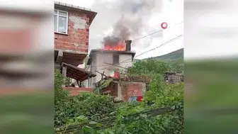 Kastamonu Cide'de iki katlı evde yangın çıkıyor