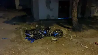 Motosiklet sürücüsü yolun sonunu fark edemeyince kaza yaptı