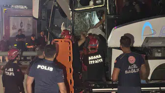 Adana’da yolcu otobüsü alt geçit duvarına çarptı, 11 yaralı