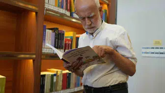 76 yaşındaki İbrahim Halil Uzak’tan gençlere kitap okumayı teşvik eden örnek davranış