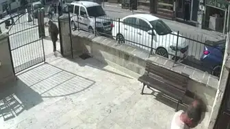 Camiye giden kadının cüzdanı ve altını yankesiciler çaldı