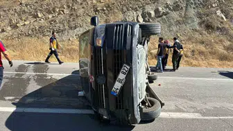 Bilecik'te ticari araç devrildi, yaralılar hastaneye kaldırıldı