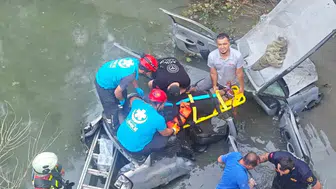 Karacasu’da otomobil on metre yükseklikten kanala uçtu