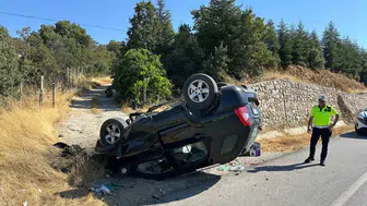Uşak'ta takla atan araçta sürücünün durumu ağır