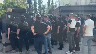 Adana'da hapis cezası olan şahıs patlayıcıyla polise direniyor