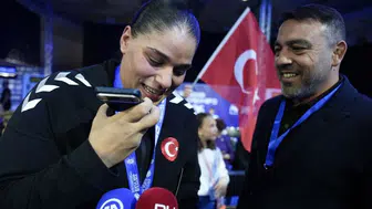 Bakan Bak, Avrupa Boks Şampiyonası'nda madalya kazanan milli boksörleri tebrik etti