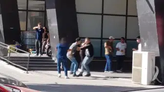 Esenyurt'ta bıçaklı saldırı anları cep kameralarına yansıdı