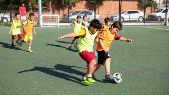 Efeler'de çocuklara futbol kursu fırsatı sunuluyor