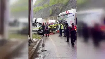 Bartın-Karabük yolunda tır ile minibüs çarpıştı: 1 ölü, 11 yaralı