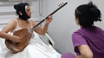 Yüz germe ameliyatı sonrası hastane odasında saz çaldı