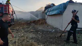 Manyas'taki çiftlikte çıkan saman yangını hissedildi