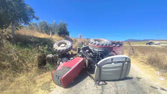 Traktör devrildi, 3 kişi yaralandı: Manisa'da dikkatsizlik kazaya yol açtı