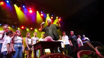 Cengiz Kurtoğlu’ndan beklenmedik Beşiktaş destanı: Minik hayranı sahnede sürpriz yaptı
