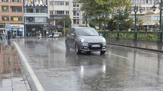 Eskişehir'de etkili sağanak yağış hava sıcaklığını düşürdü