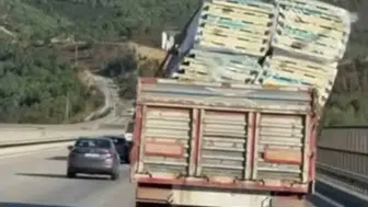Bursa'da tır dorsesindeki yük tehlikeye neden oldu