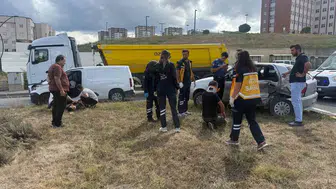Kastamonu'da trafik kazası: hafif ticari araç ve otomobil çarpıştı, 3 yaralı