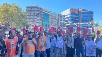 Konak Belediyesi işçileri kırmızı kart göstererek eylem yaptı