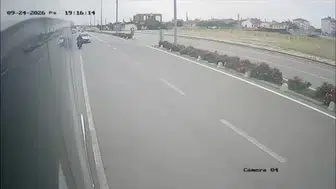 Otomobilin çarptığı elektrikli bisiklet sürücüsü havaya savruldu