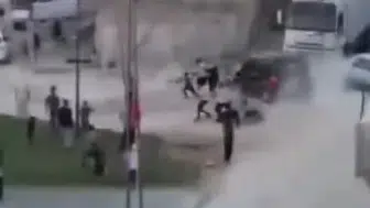 Gaziantep’te kavga sırasında aracın kalabalığa dalma anları kaydedildi