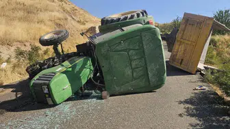 Siirt'te seyir halindeki traktör devrildi, dört kişi yaralandı
