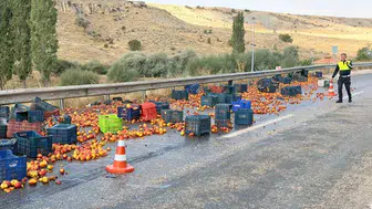 Ankara'da tırın dorsesi yan yattı, şeftaliler yola saçıldı