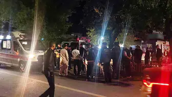 Palandöken'de hafif ticari araç ağaca çarptı, 2 kişi yaralandı