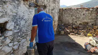 Datça'da kötü kokulara neden olan çöp ev temizlendi