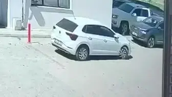 Diyarbakır'da kaza: Park halindeki araca ve duvara çarptı