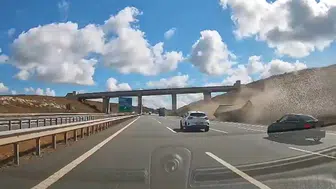Kuzey Marmara Otoyolu'nda tır dorsesi şarampole yuvarlandı