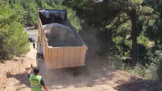 Tarsus'ta kırsal mahallelerin ulaşımı için yol çalışmaları devam ediyor