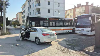 Eskişehir’de belediye otobüsü ve otomobil çarpıştı, 2 öğrenci yaralandı
