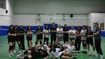 Denizli’de lise kız voleybol takımı ilk antrenmanını yaptı