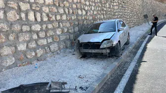 Besni'de otomobil istinat duvarına çarptı: 1 yaralı